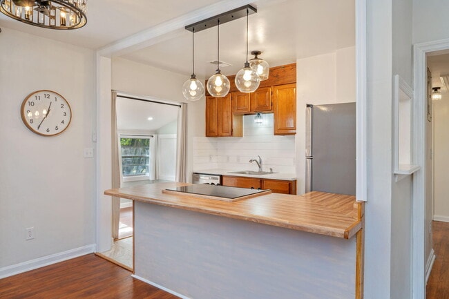 Building Photo - 204 E 2nd Ave