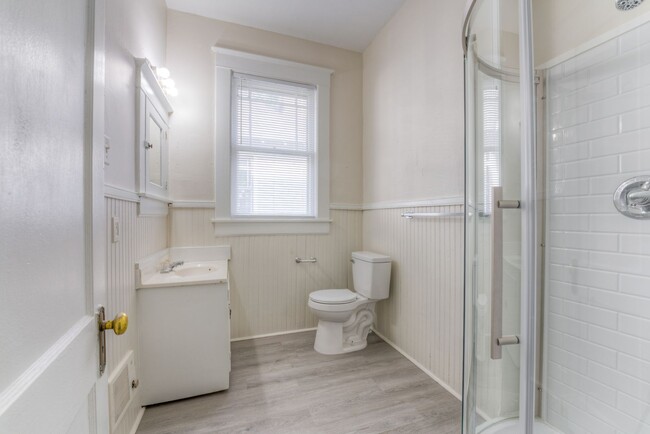 Building Photo - Rent reduced! Move-in special - 1/2 off Fi...
