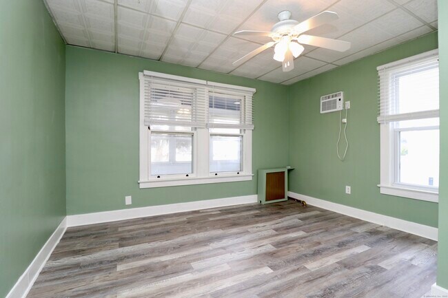 Building Photo - 32 Denison Ave