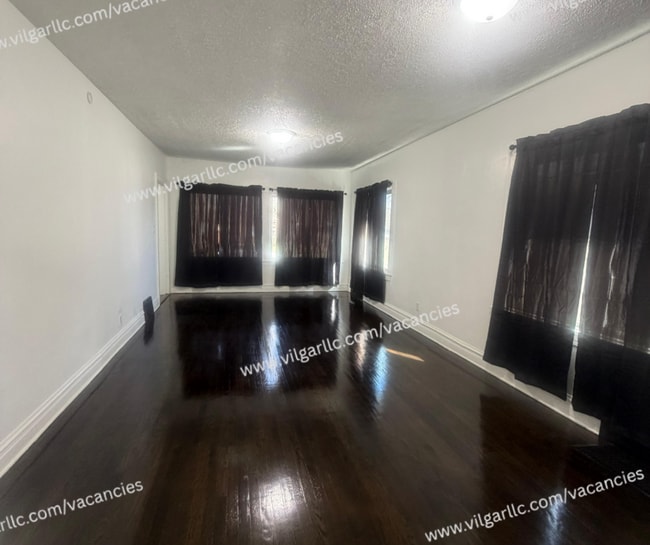 Building Photo - For Rent - Spacious 3 Bed/2 Bath Home