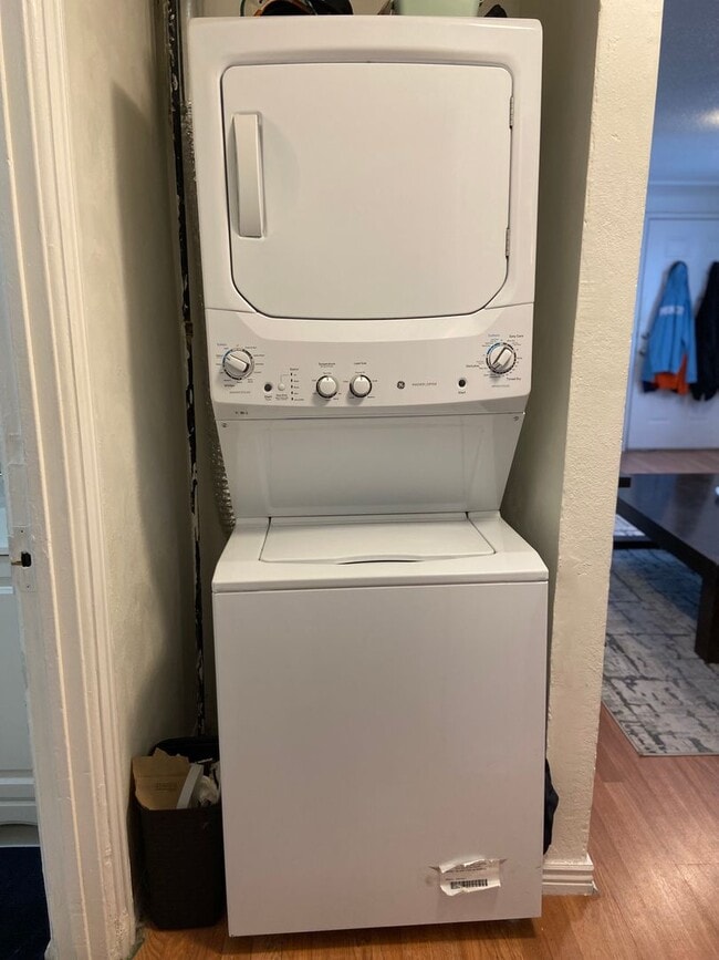 Building Photo - Cute & Cozy Two Bedroom in Westwood!