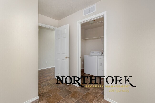 Building Photo - Great Nampa Rental with 3 car garage