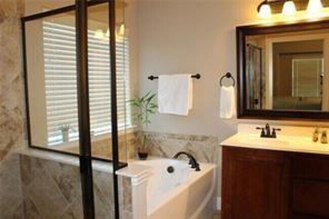 Building Photo - Great Location, available NOW!