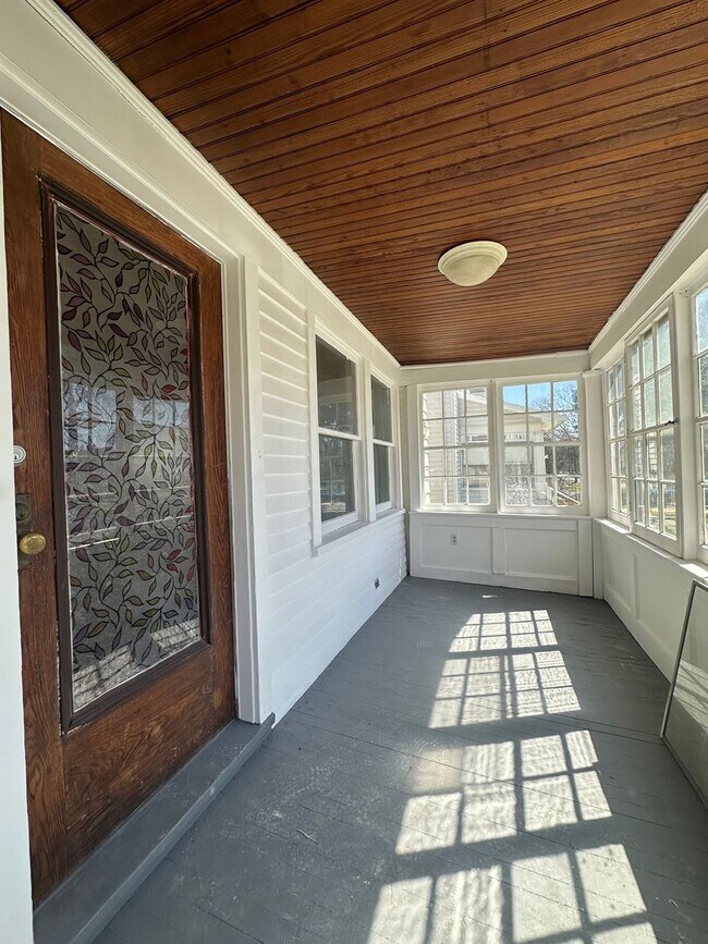 Building Photo - SINGLE FAMIKY FOR RENT IN MAPLEWOOD LOCATION !