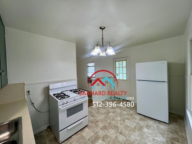 Building Photo - Available: Charming 2 Bedroom 1 Bath with ...
