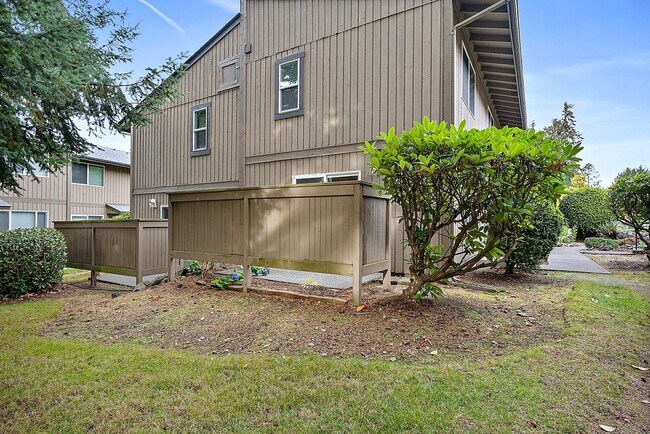 Building Photo - North Tacoma Condo Living | 2 Bed, 1.5 Bath End-Unit | Great Amenities!