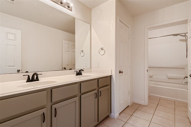 Building Photo - HUGE 5 BEDROOM HOME FOR RENT IN LUCKEY RAN...