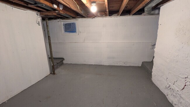 Building Photo - Charming 5-bedroom home located in the heart of Akron