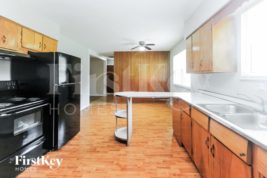 Building Photo - 5750 Wallingwood Dr