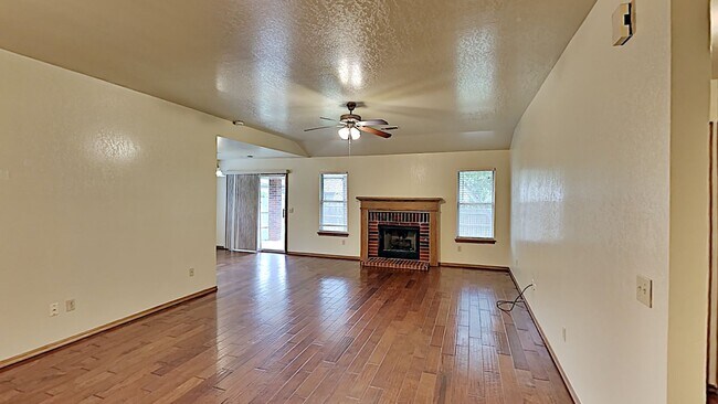 Building Photo - A Beautiful Spacious 3 Bedroom 2 Bathroom Home in Mustang Schools