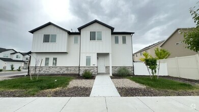 Building Photo - Lovely NSL Townhome - available this month!