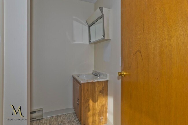 Building Photo - 1692 Memorial Dr