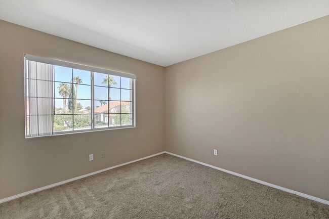 Building Photo - Green Valley Home! Beautiful &  Spacious! Stainless steel appliances! Washer & dryer! No pets!