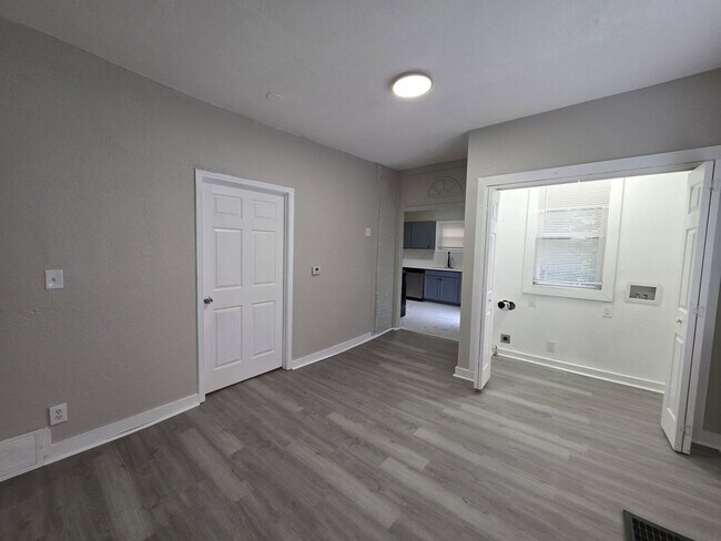 Building Photo - Spacious 6-Bedroom, 4-Bath Home with Plenty of Living Space