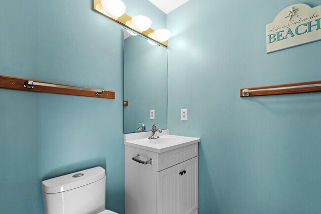 Building Photo - Fully Furnished W/ All Utilities Included! Seasonal Rental available 9/1/25-3/31/26