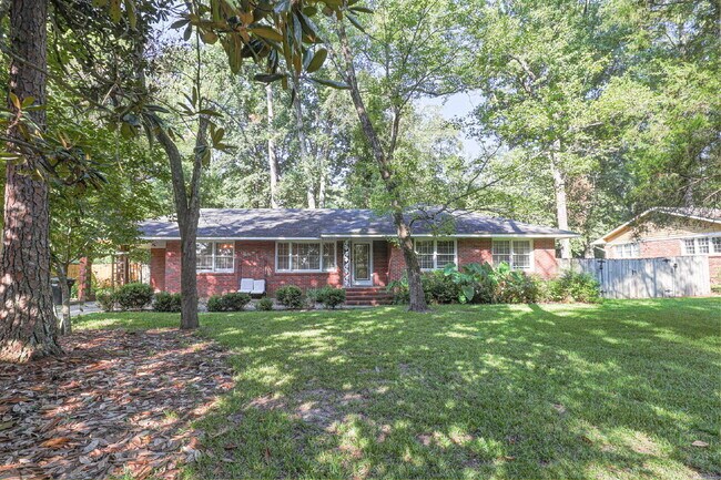 Building Photo - Available Now!| 3BR/2BA Midtown Brick Ranch | Lawn Care, Pest Control & W/D Included | Clubview /...