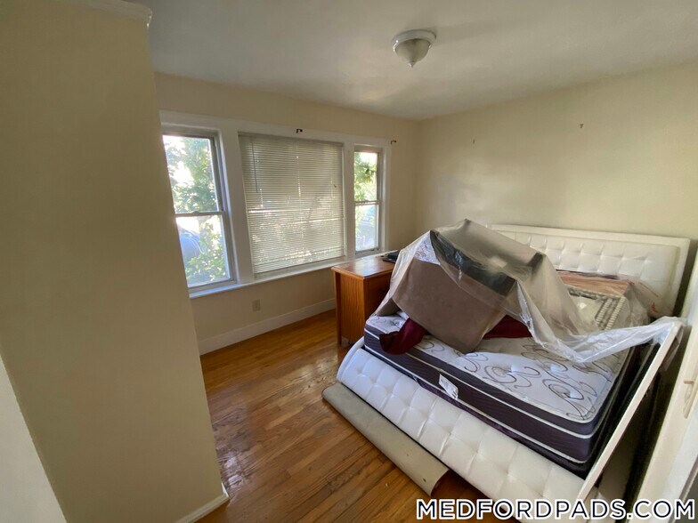 Building Photo - 569 Main St