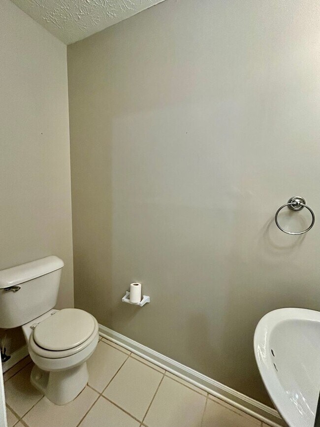 Building Photo - 2 Bed 1.5 Bath Pay ONLY Electric!