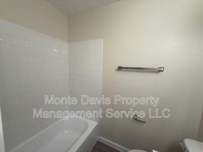 Building Photo - 1614 W Braker Ln