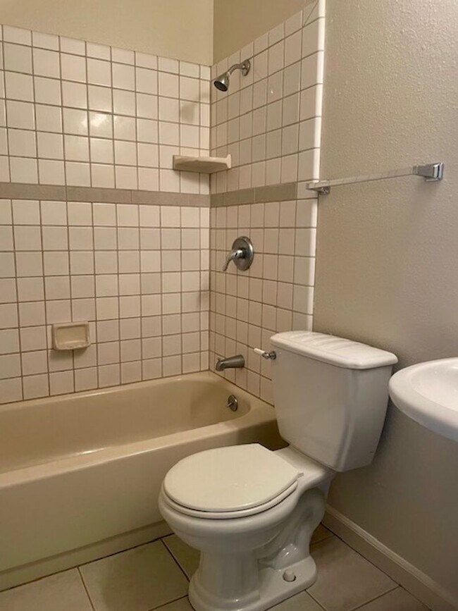 Building Photo - Charming house in an established quiet neighborhood in a court