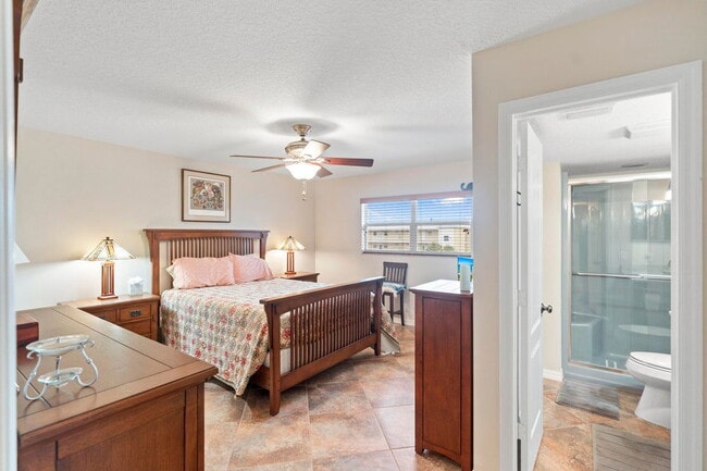 Building Photo - 2615 NE 1st Ct