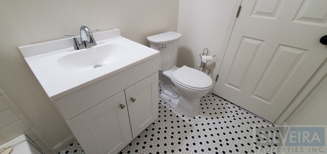 Building Photo - Cozy 3 bedroom 1 Bath home!