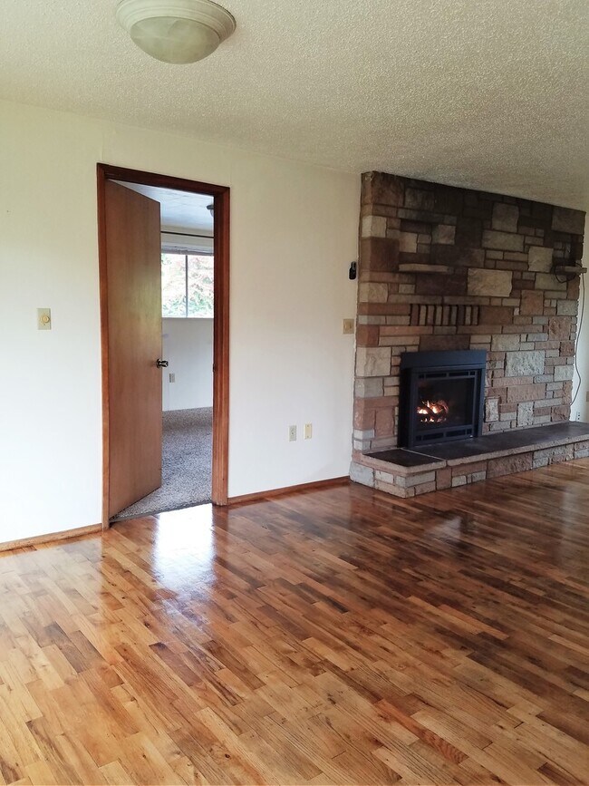 Building Photo - Classic Mid-Century Modern Rambler In Port...