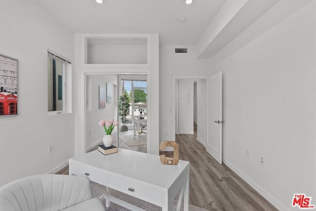 Building Photo - 5114 Cahuenga Blvd
