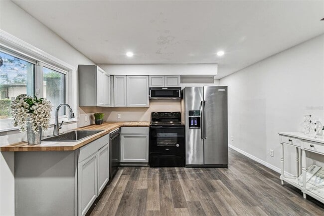 Building Photo - 1006 E 26th Ave