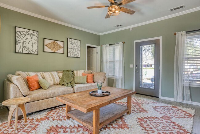 Building Photo - 3 BED | 3 BATH | POOLER | FURNISHED