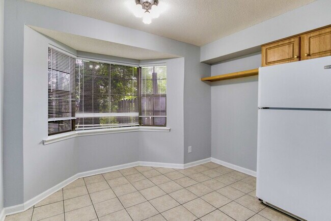 Building Photo - BRIGHT AND BEAUTIFUL DUPLEX CLOSE TO UWF!