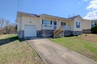 Building Photo - Three Bedroom Close to Post
