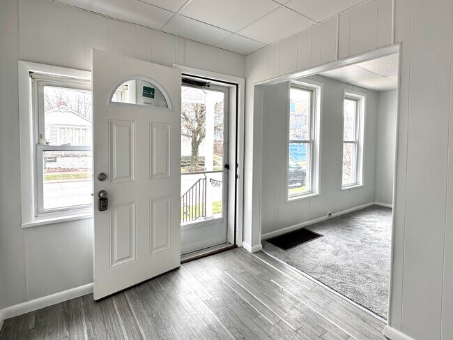 Building Photo - 810 W 2nd St