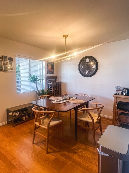 Dining area - 845 Brooks Ave