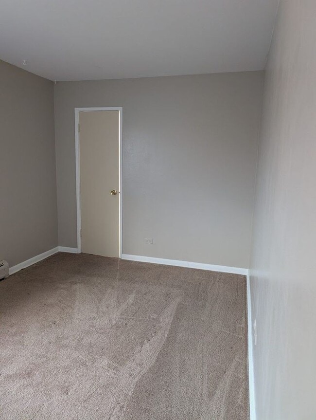 Building Photo - 9595 Maple Dr