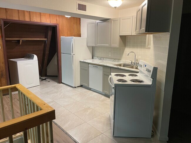 Building Photo - 3110 Alpine Dr