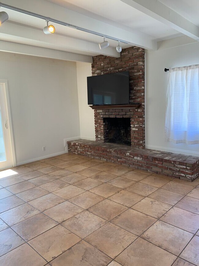 Building Photo - Spacious 3+3 Single Story Home w/ office -...