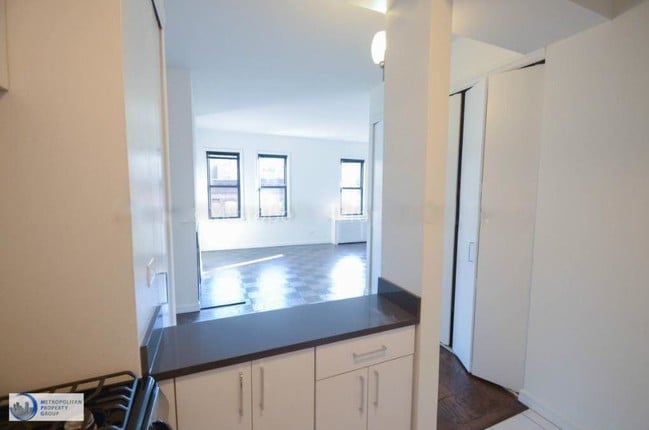 Primary Photo - 235 W 22nd St