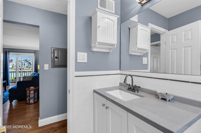 Building Photo - 1641 Elm Ave