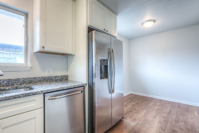 Building Photo - Updated 3 Bedroom 3 Bath Townhome