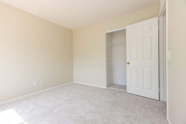 Building Photo - Beautiful home in Sunset Glen with 4 bedrooms 2.5 bath, 1726 Sq Ft available NOW