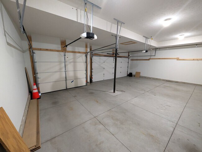 Building Photo - 5011 Clearwater Dr