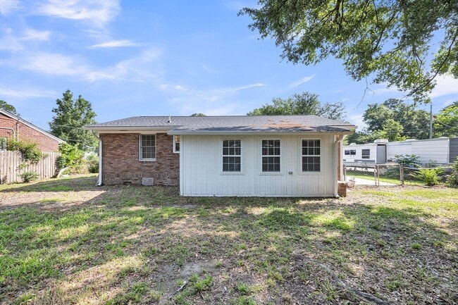 Building Photo - 2 Bed with Flex Space 1 Bath Home in Heart of West Ashley
