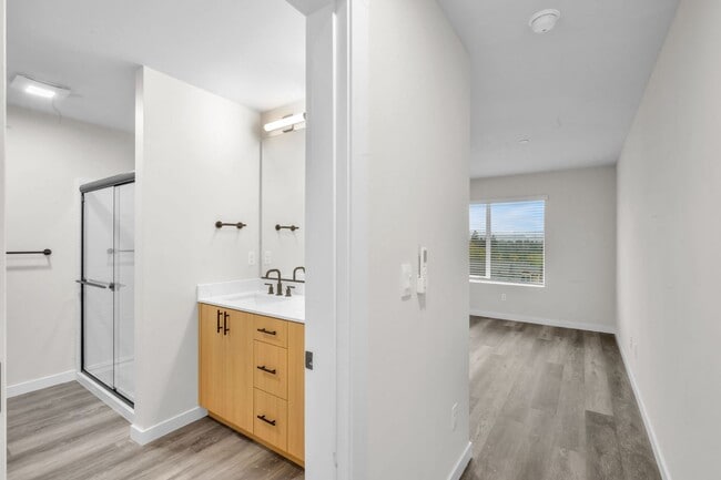 Building Photo - Brand New Townhomes - North Lynnwood!