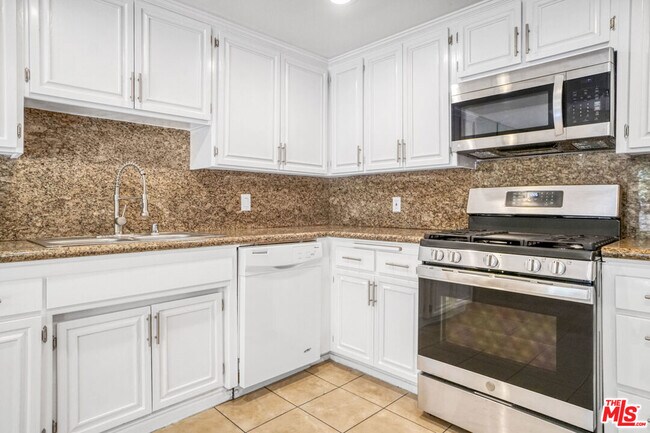 Building Photo - 5534 Sylmar Ave