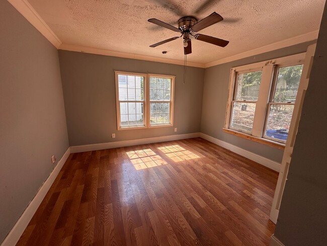 Building Photo - Spacious 2 Bedroom 1 Bath Apartment in Hig...