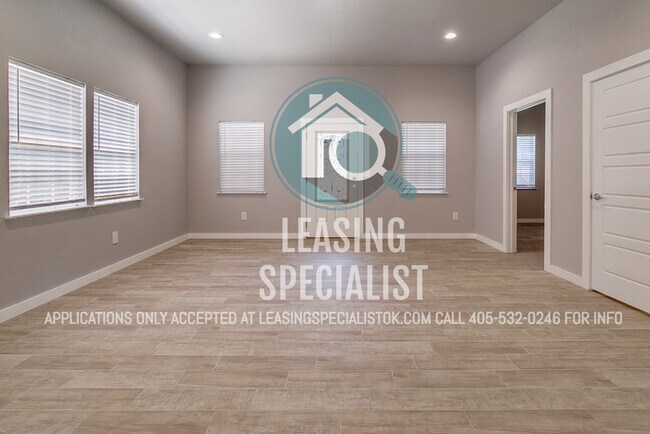 Building Photo - AMAZING NORMAN HOME AVAILABLE TO PRE-LEASE...