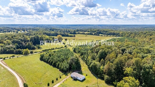 Building Photo - Spacious 4 bedroom home in private setting