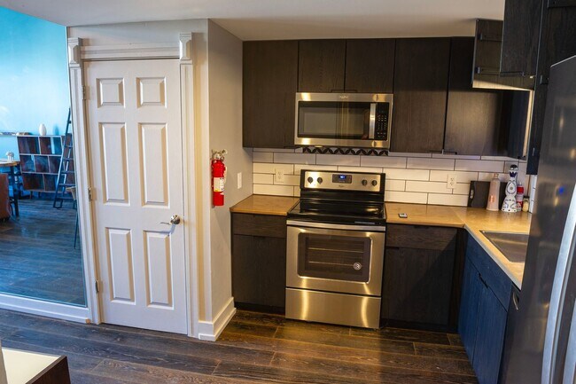 Building Photo - 204 N Walnut St