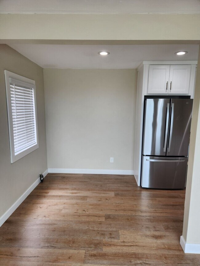 Building Photo - Upper Unit with Ocean View In OB - Complet...